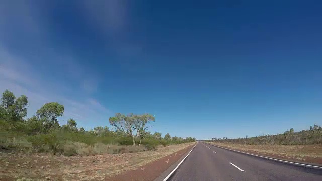 一辆汽车驶入澳大利亚内陆视频素材