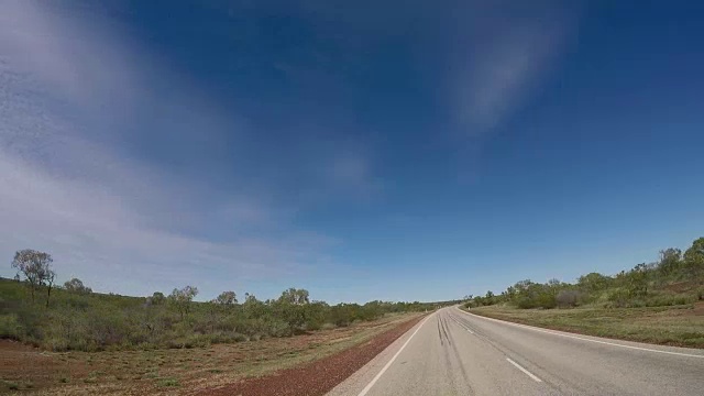 一辆汽车驶入澳大利亚内陆视频素材