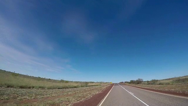 一辆汽车驶入澳大利亚内陆视频下载