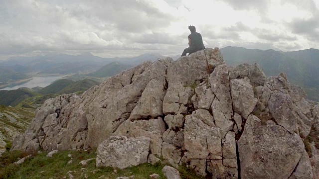 一个在山顶上拍照的女人视频素材