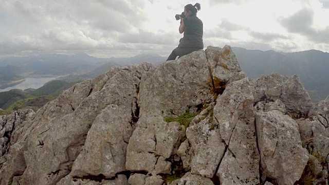 一个女人在山顶的鸟瞰图视频素材