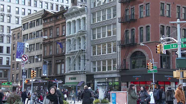 熨斗区，老风格建筑，百老汇街景-纽约曼哈顿视频下载