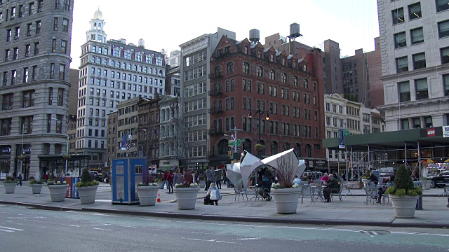 熨斗区，老风格建筑，百老汇街景-纽约曼哈顿视频下载