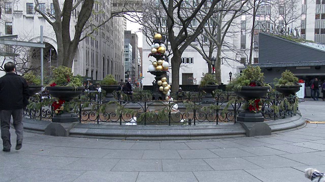 圣诞节装饰装饰喷泉，麦迪逊广场公园-熨斗区纽约视频下载