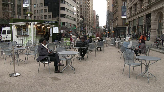 户外咖啡馆，人行道咖啡馆，百老汇街景-熨斗区纽约视频下载