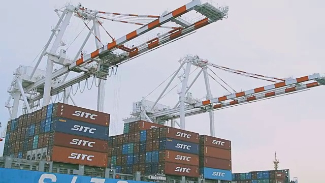 港口有货船视频素材