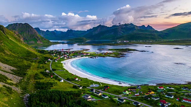 航拍:挪威拉姆贝格罗浮敦群岛田园诗般的海岸线视频购买