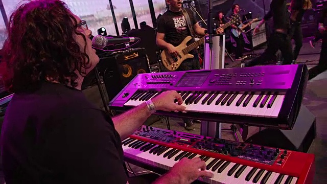 男键盘手在演唱会上对唱视频素材