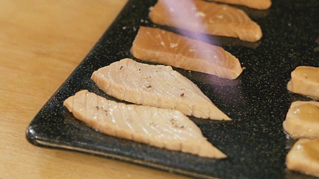 厨师用火把烧三文鱼寿司。视频素材
