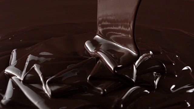 旋转巧克力与漩涡在桌面慢动作视频下载