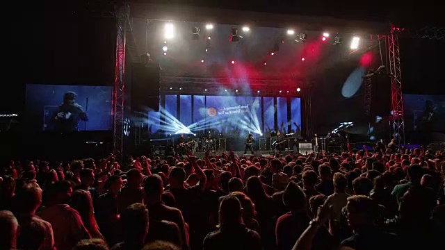 舞台和观众在夜间音乐会视频素材