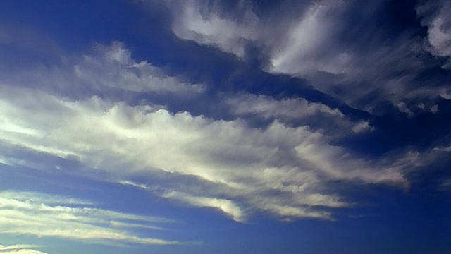 低角度广角拍摄时间间隔白色的缕缕云在蓝天/圣费尔南多谷，洛杉矶，加利福尼亚视频下载
