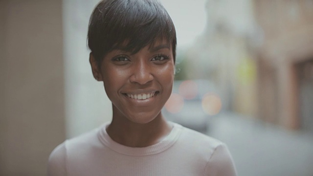美丽的黑人女子慢动作视频肖像视频素材