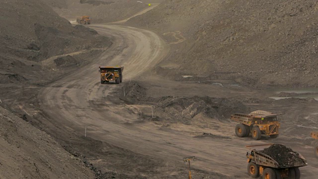 煤矿里的采矿卡车视频素材