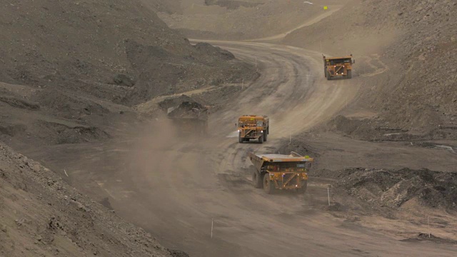 煤矿里的采矿卡车视频素材