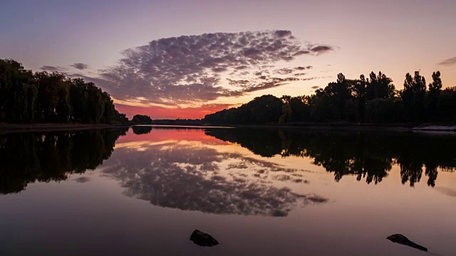 黎明笼罩着美丽的湖面视频素材