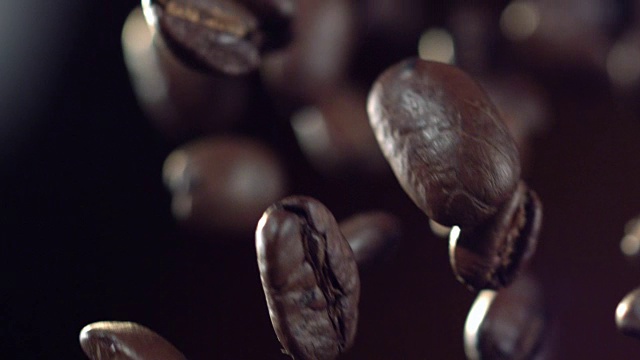 坠落的咖啡豆视频素材