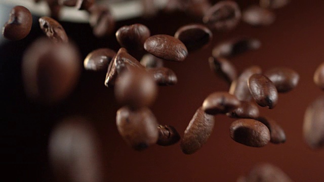 坠落的咖啡豆视频素材