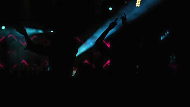 SLO MO演唱会上女人站在男人的肩膀上视频下载