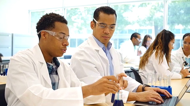 不同的化学家或化学学生从事科学实验视频下载