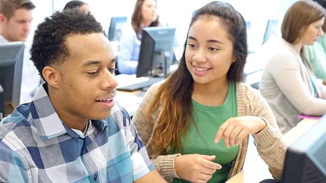 年轻的西班牙裔妇女帮助非洲裔美国男子继续教育课程视频下载