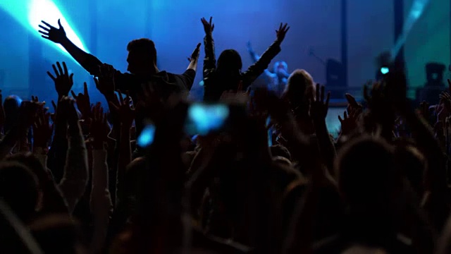 观众在音乐会上举手示意视频素材