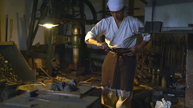 铁匠用锤子锻造金属视频素材