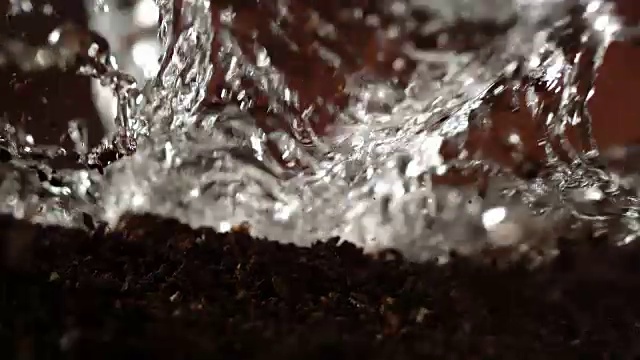 速溶咖啡片与热水混合视频素材