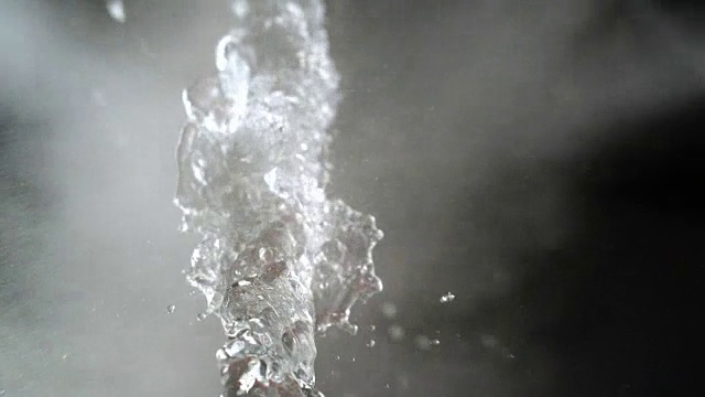 水飞溅在黑色背景上视频素材