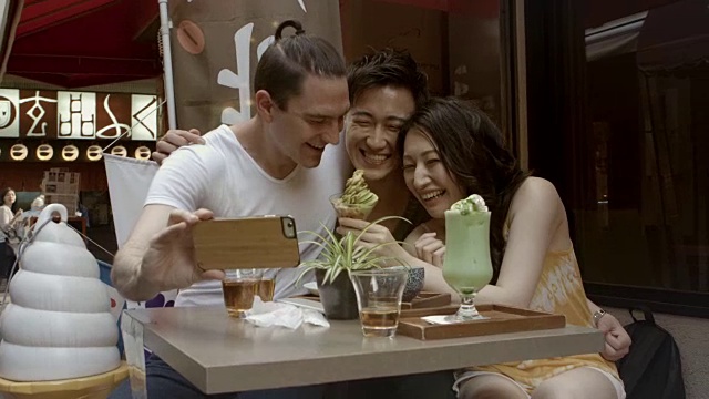 蒙太奇-自拍朋友冰淇淋人行道咖啡馆慢动作日本。视频素材