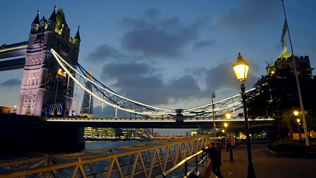 夕阳西下时的伦敦塔桥。视频素材