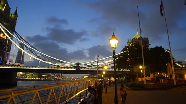 夕阳西下时的伦敦塔桥。视频素材