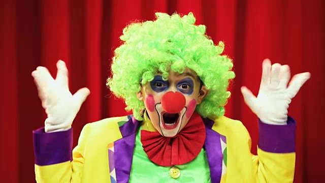 CU男孩穿着小丑服装在舞台上表演视频素材