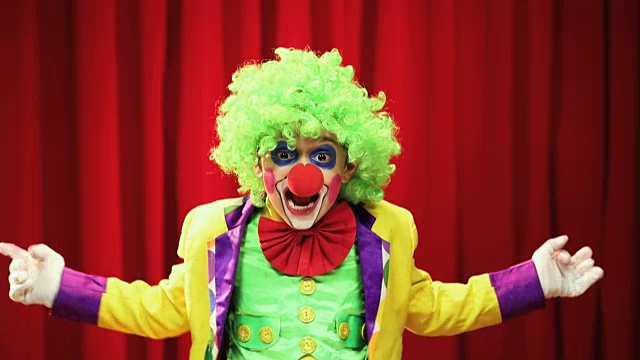 CU男孩穿着小丑服装在舞台上表演视频下载