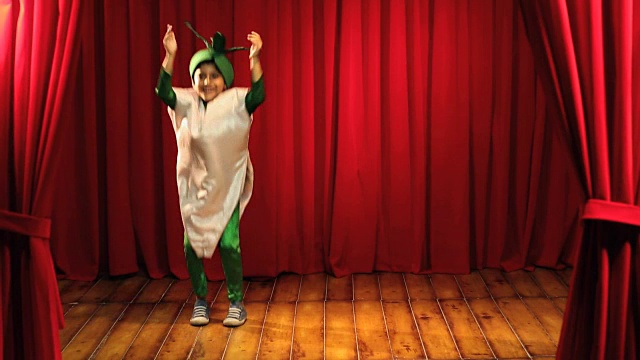 MS Boy穿着萝卜装在舞台上表演视频素材