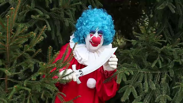 带着刀藏在树上的恐怖小丑视频素材