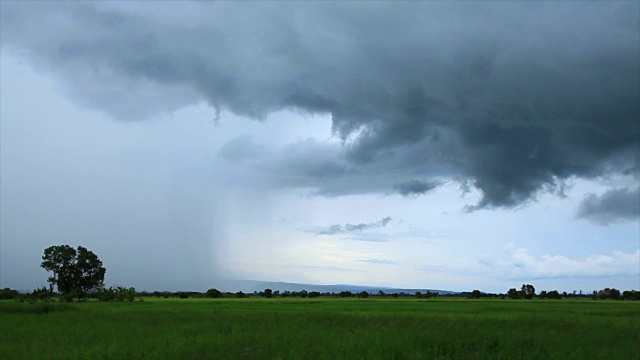 稻田里的山水云。视频素材