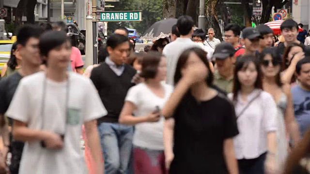 人们走在新加坡拥挤的城市街道上视频素材