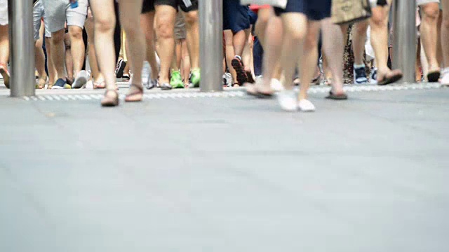 新加坡拥挤城市街道上的步行之脚视频素材