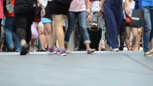 新加坡拥挤城市街道上的步行之脚视频下载