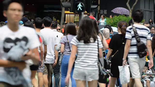 人们走在新加坡拥挤的城市街道上视频素材