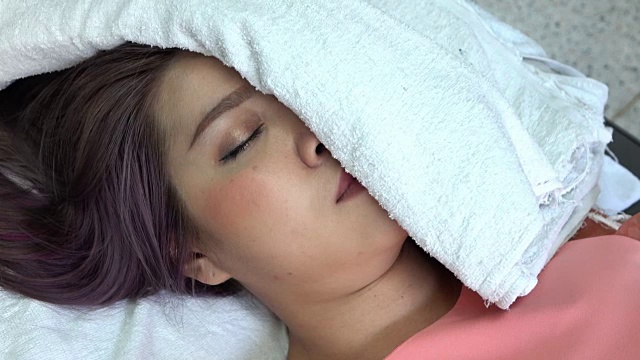 女人被贝尔麻痹了，用热敷毛巾敷在脸上视频下载