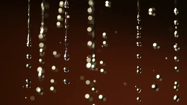 水滴落在黑色的背景上视频素材