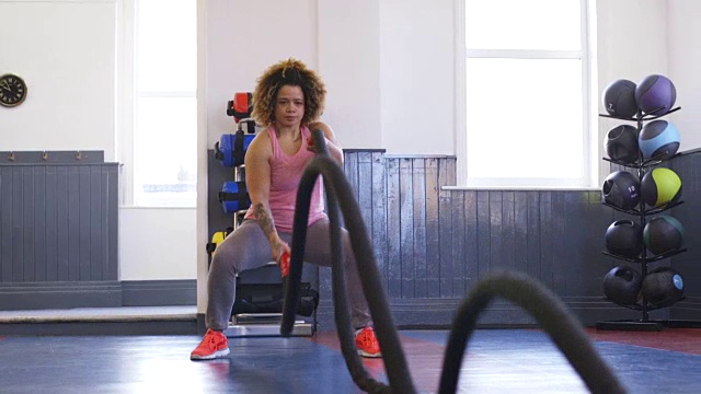女子在健身房用格斗绳训练视频下载