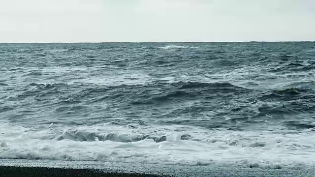 海浪拍打着海岸线视频素材