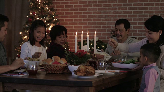 全家共进圣诞晚餐视频素材