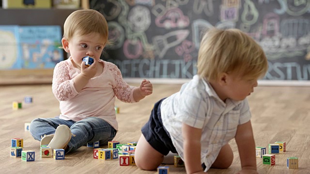 婴儿玩玩具积木视频素材