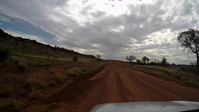 在澳大利亚内陆行驶的汽车视频素材