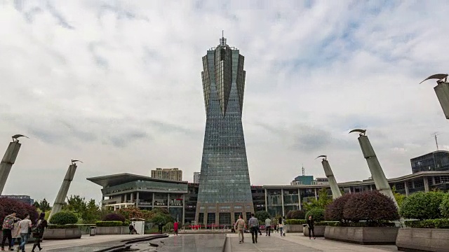 4K超级瞬间:杭州市中心的摩天大楼与移动的云，中国视频下载
