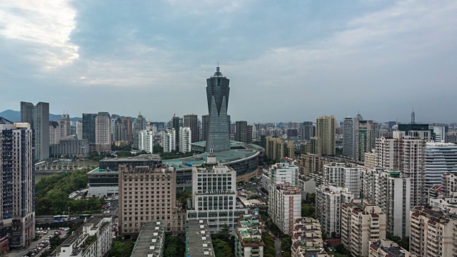 4K延时:杭州市中心的摩天大楼与移动的云，杭州，中国视频素材